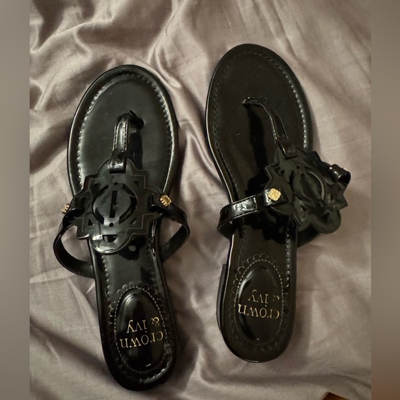 Crown & Ivy Women's Black Thong Sandals - Picture 1 of 4